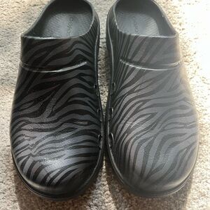 OOFOS Black and Gray Patterned Clogs